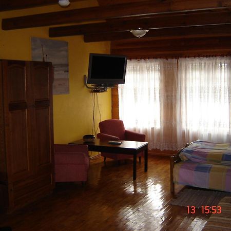 Hotel Viesu Nams Mezu 13 à Ventspils Extérieur photo