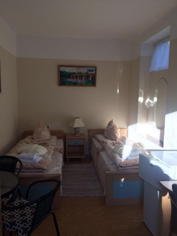 Hotel Viesu Nams Mezu 13 à Ventspils Extérieur photo