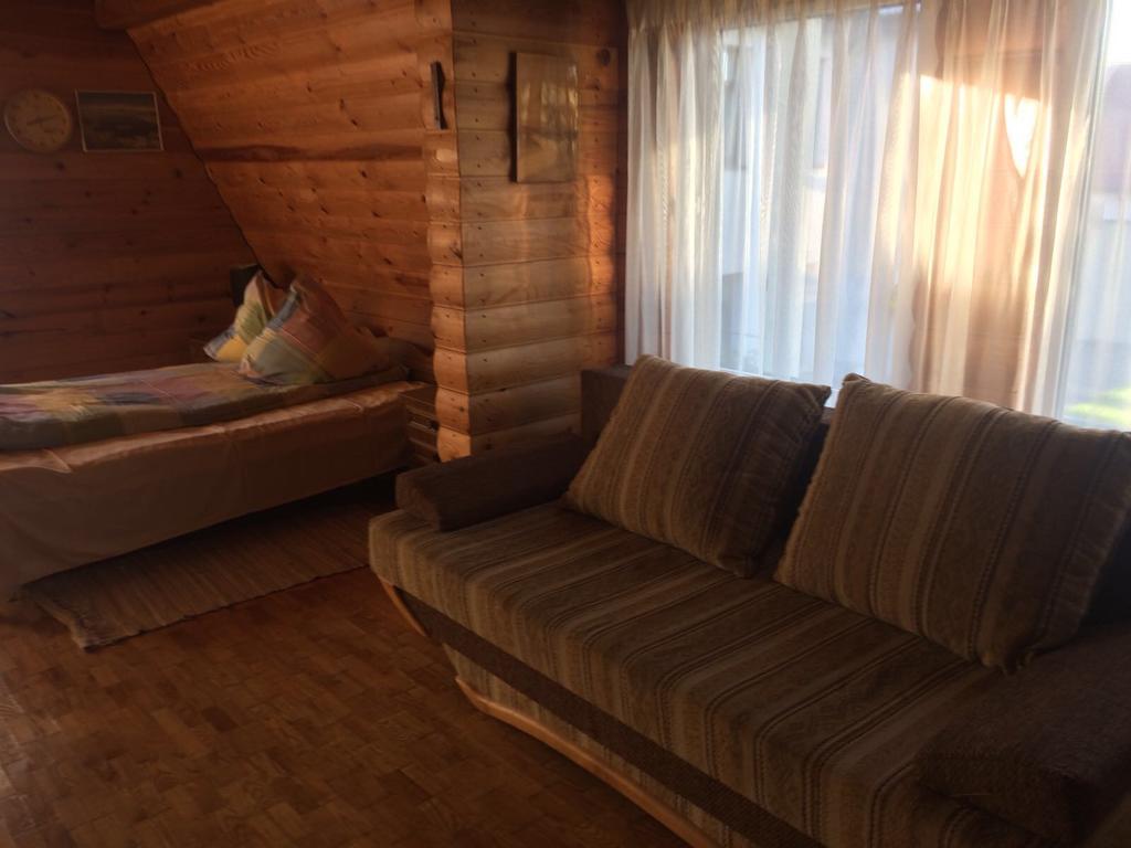 Hotel Viesu Nams Mezu 13 à Ventspils Extérieur photo
