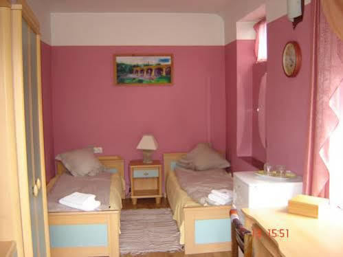 Hotel Viesu Nams Mezu 13 à Ventspils Extérieur photo