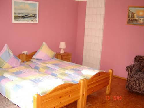 Hotel Viesu Nams Mezu 13 à Ventspils Extérieur photo